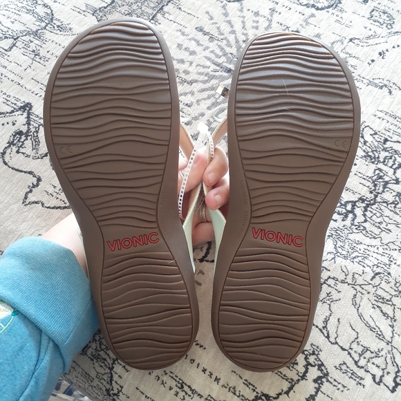 NWOT Vionic Sandals - Picture 2 of 3